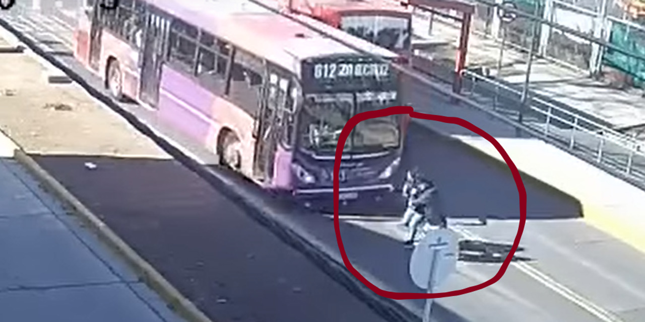 (VIDEO) Hombre busca salvar a mujer de camión y ambos terminan arrollados en Argentina | El Imparcial de Oaxaca