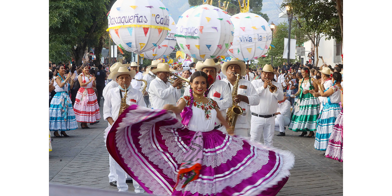 Cautivan con color, música y alegría en el desfile de delegaciones