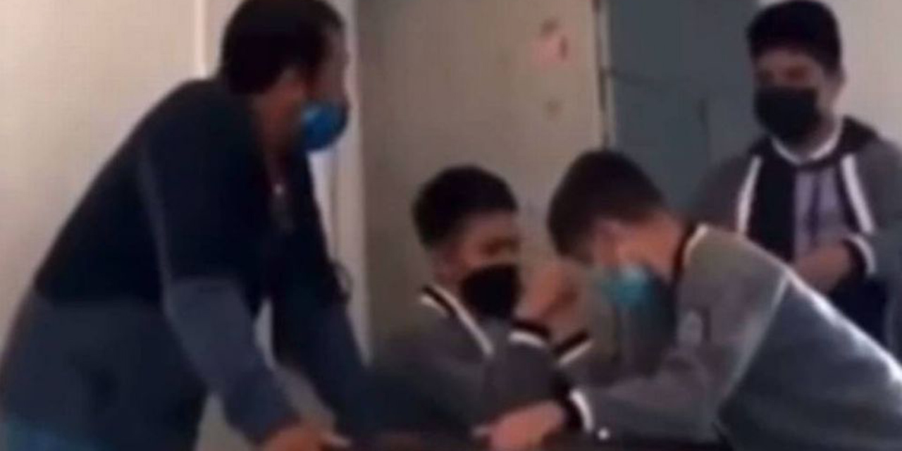 Alumno fractura muñeca a compañero durante juego de “fuercitas” en Puebla | VIDEO