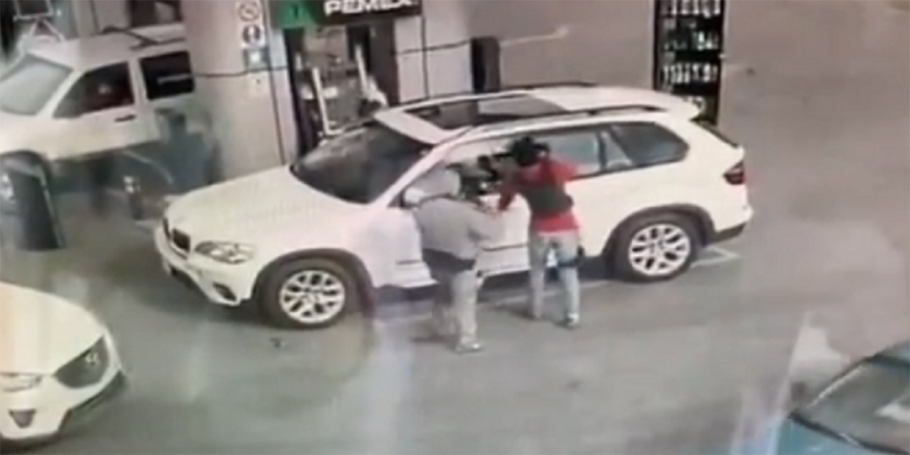 Captan presunto secuestro en gasolinería de Villagrán a manos de hombres armados | VIDEO | El Imparcial de Oaxaca