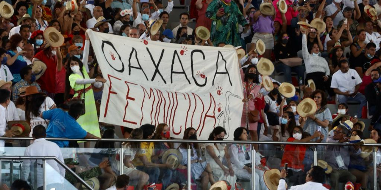 En pleno Lunes del Cerro sacan manta con el mensaje: “OAXACA FEMINICIDA 🎷” | El Imparcial de Oaxaca