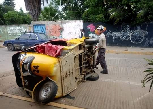 Vuelca aparatosamente mototaxi en Zaachila | El Imparcial de Oaxaca