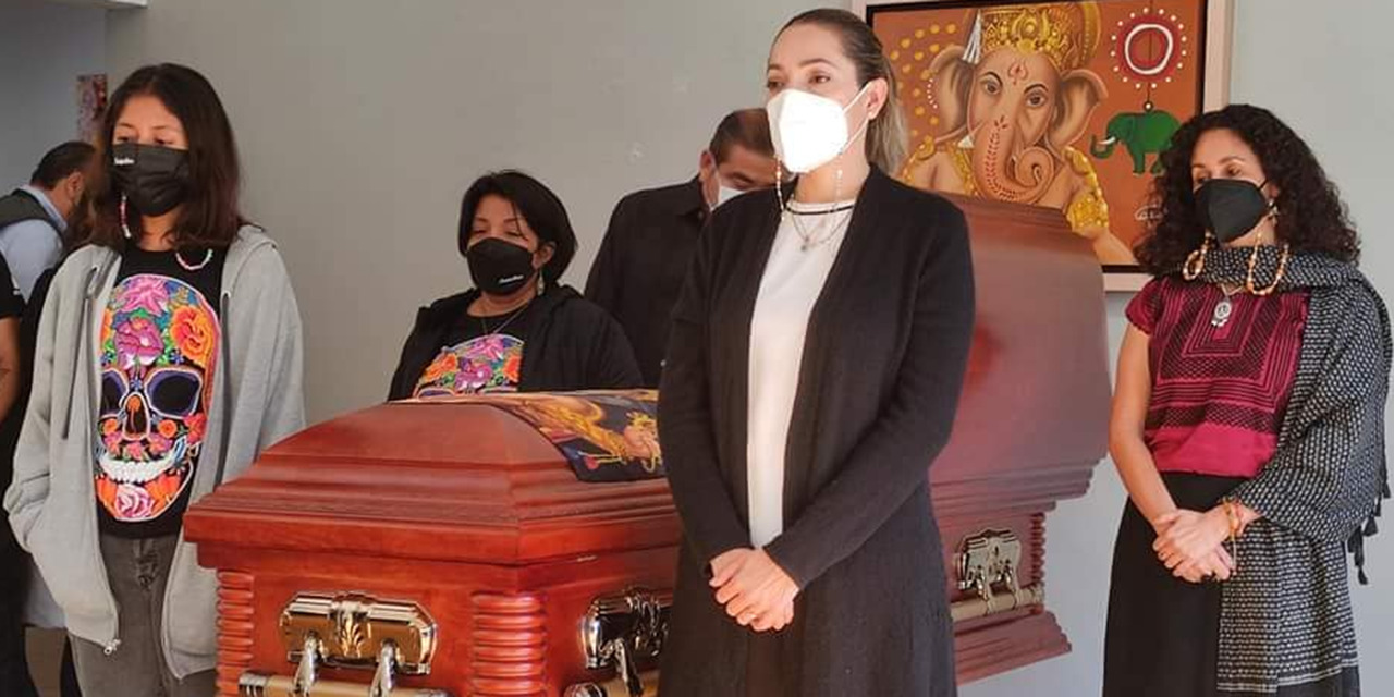 Intelectuales y artistas despiden con aplausos los restos de Soid Pastrana | El Imparcial de Oaxaca