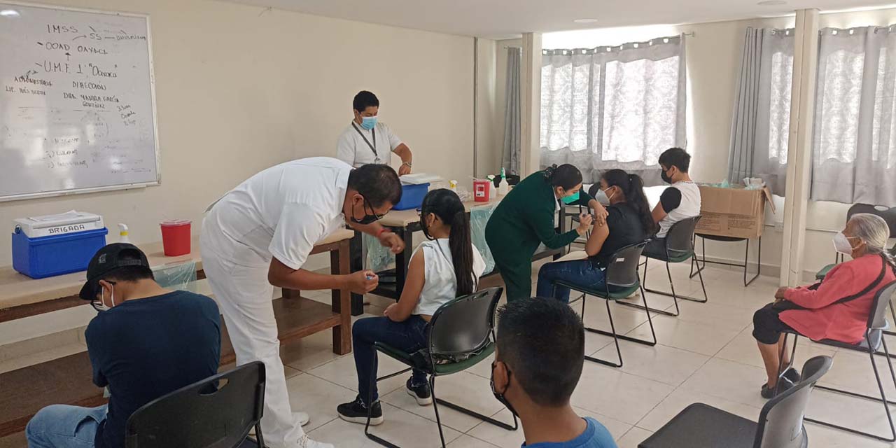 Por tercer día, aplica IMSS vacuna a adolescentes | El Imparcial de Oaxaca