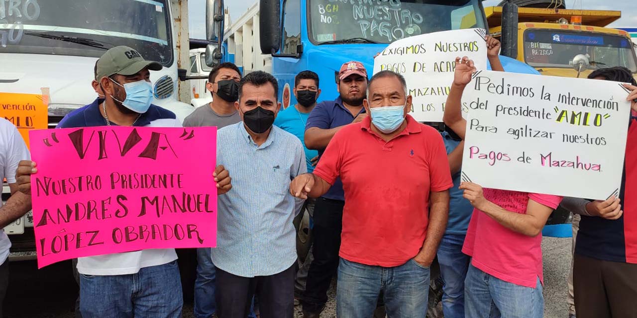 Protestan transportistas; exigen pago por acarreo de material | El Imparcial de Oaxaca