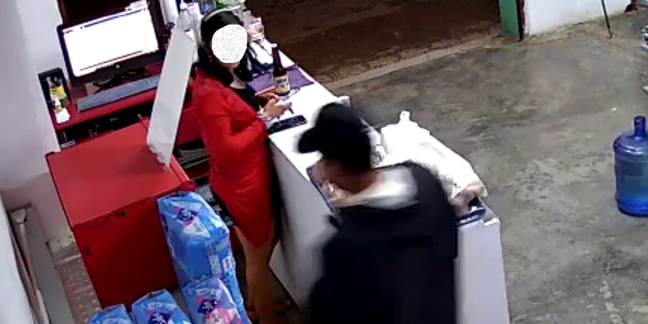 (VIDEO) A punta de cuchillo atraca tienda de autoservicio | El Imparcial de Oaxaca