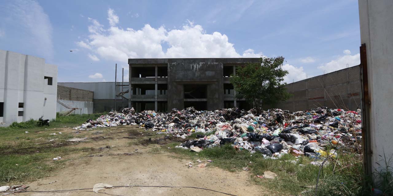 Pese advertencia, usan cuartel de basurero; esperan sanción | El Imparcial de Oaxaca