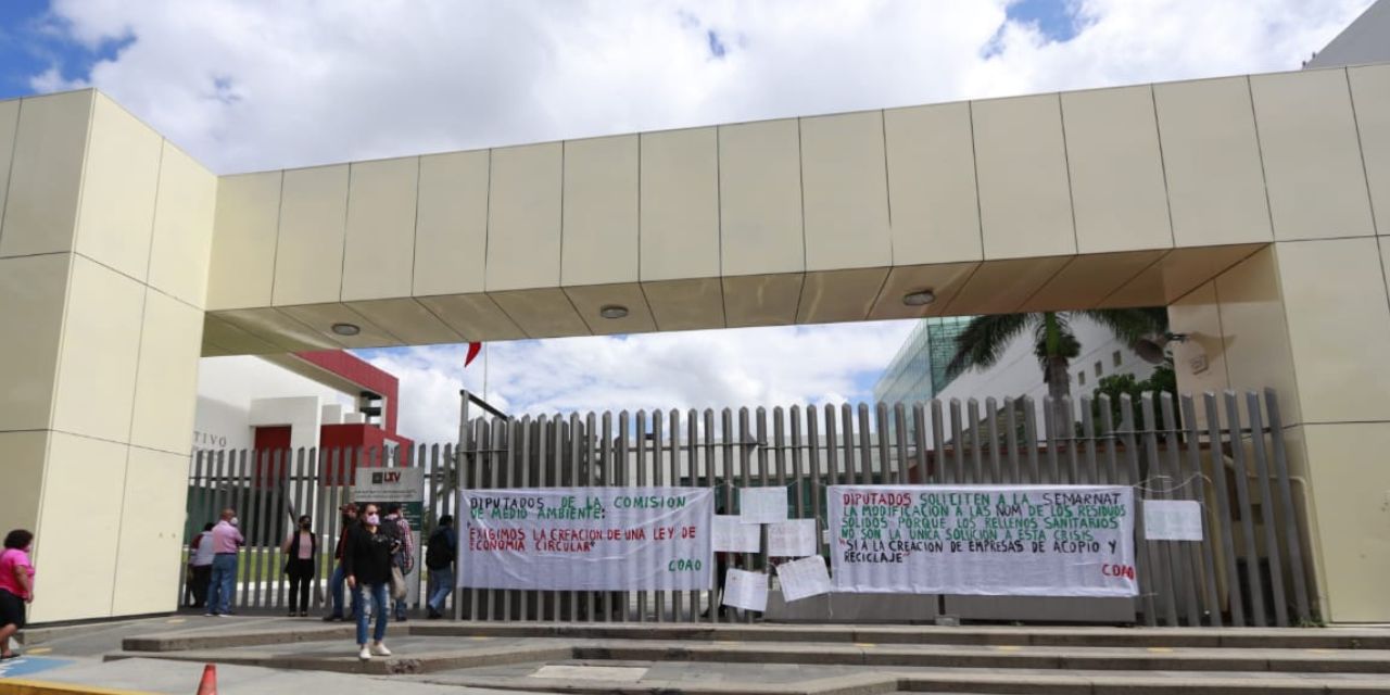 Protesta COAO a las puertas del Congreso | El Imparcial de Oaxaca