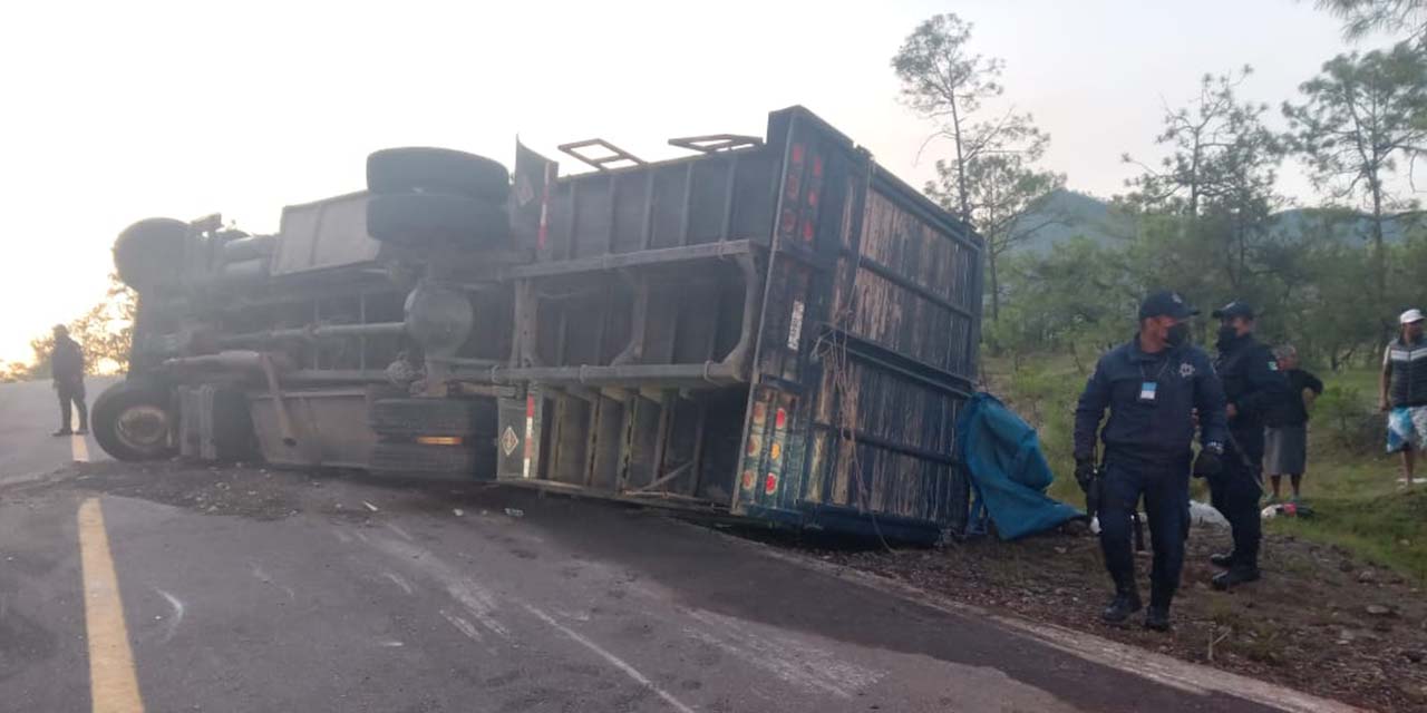 Deja daños materiales volcadura de camión | El Imparcial de Oaxaca