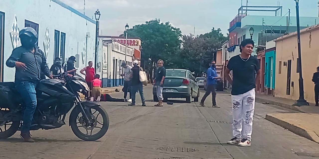 Motociclista, lesionado al chocar contra auto