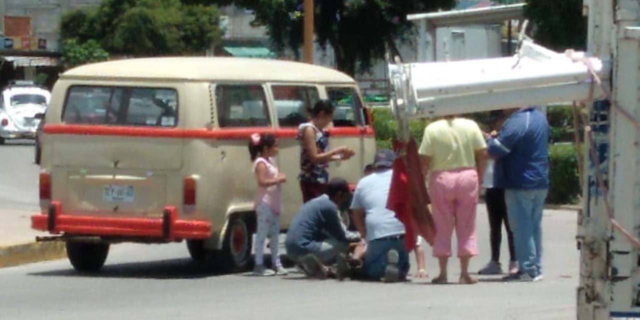 Ciudadano cae de combi y se lesiona