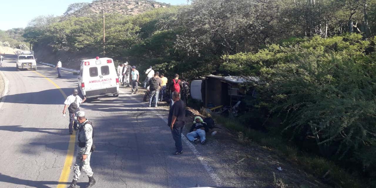 Vuelca camioneta con migrantes | El Imparcial de Oaxaca