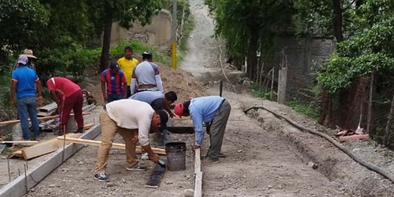 Comienzan pavimentación de la calle Constitución en el municipio de Valerio Trujano | El Imparcial de Oaxaca
