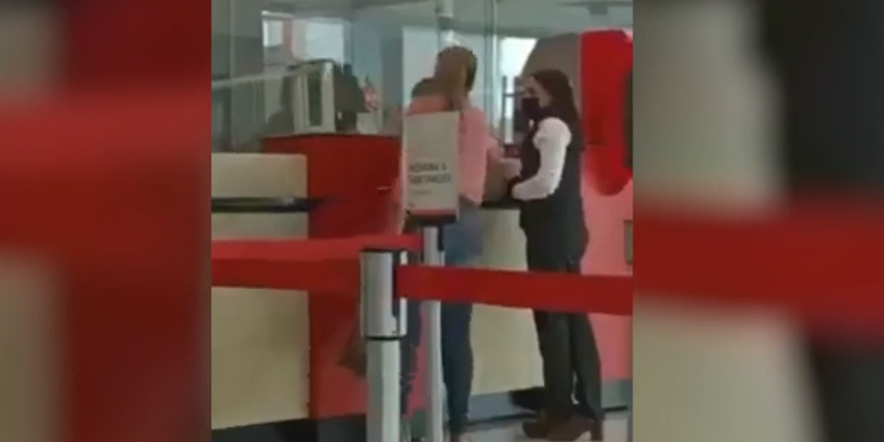 (VIDEO) LadyDEA: mujer estalló en furia en un banco de Coahuila por cambio de billetes | El Imparcial de Oaxaca