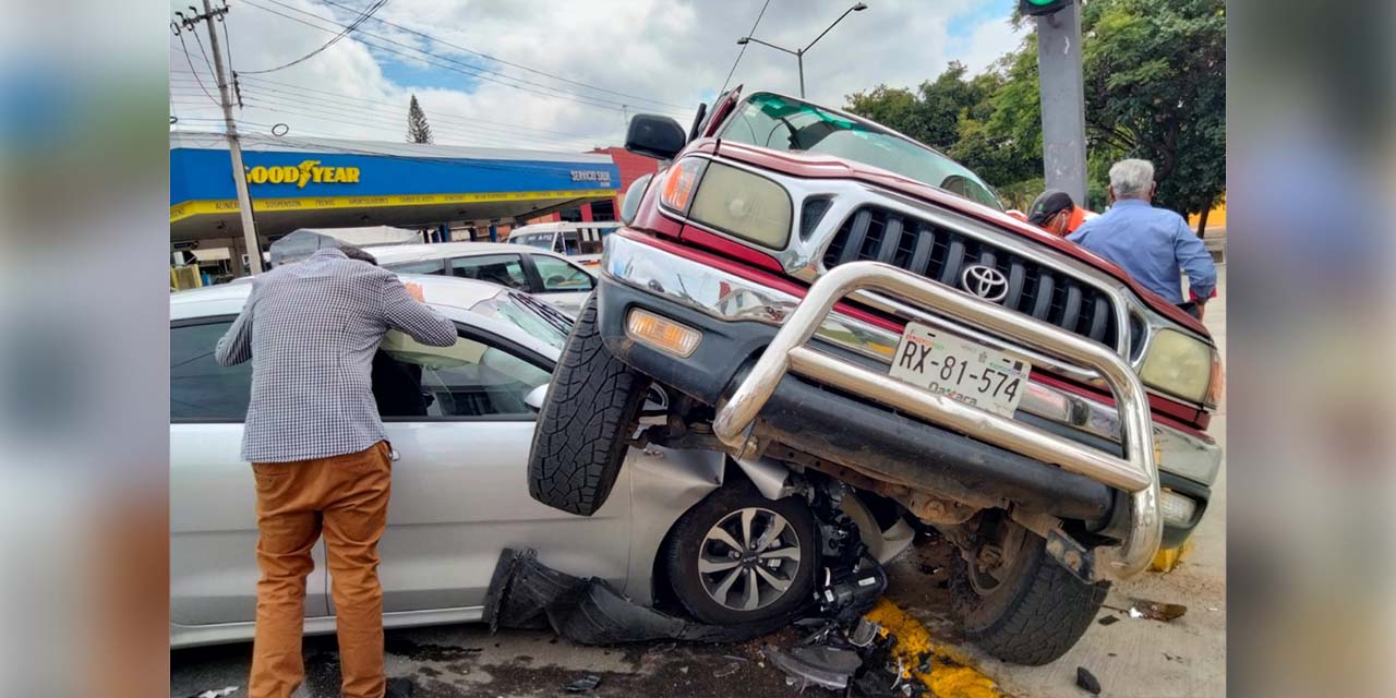 Chocan auto y camioneta en el centro de la capital | El Imparcial de Oaxaca