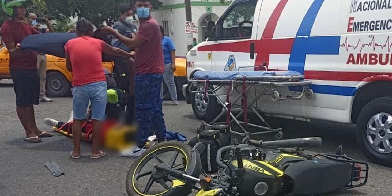 Taxi embiste a motociclista; lo trasladan de urgencia al hospital | El Imparcial de Oaxaca