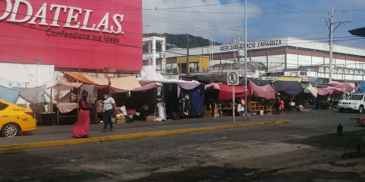 Afectan el paso de transeúntes y vehículos | El Imparcial de Oaxaca