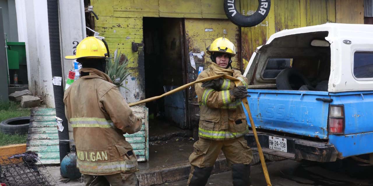 Bomberos y vecinos sofocan fuerte incendio en vulcanizadora | El Imparcial de Oaxaca