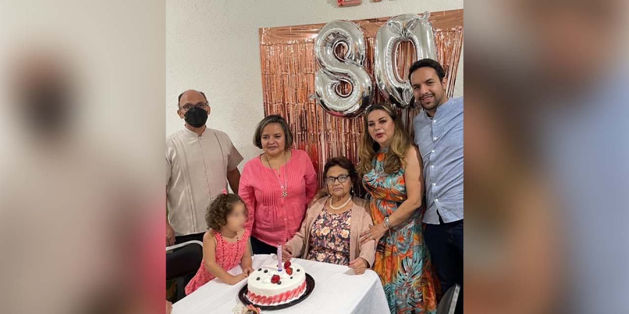Luz María Guzmán estuvo rodeada de sus hijos, su nieto y su pequeña sobrina bisnieta Luz María Guzmán festeja sus 80 años | El Imparcial de Oaxaca