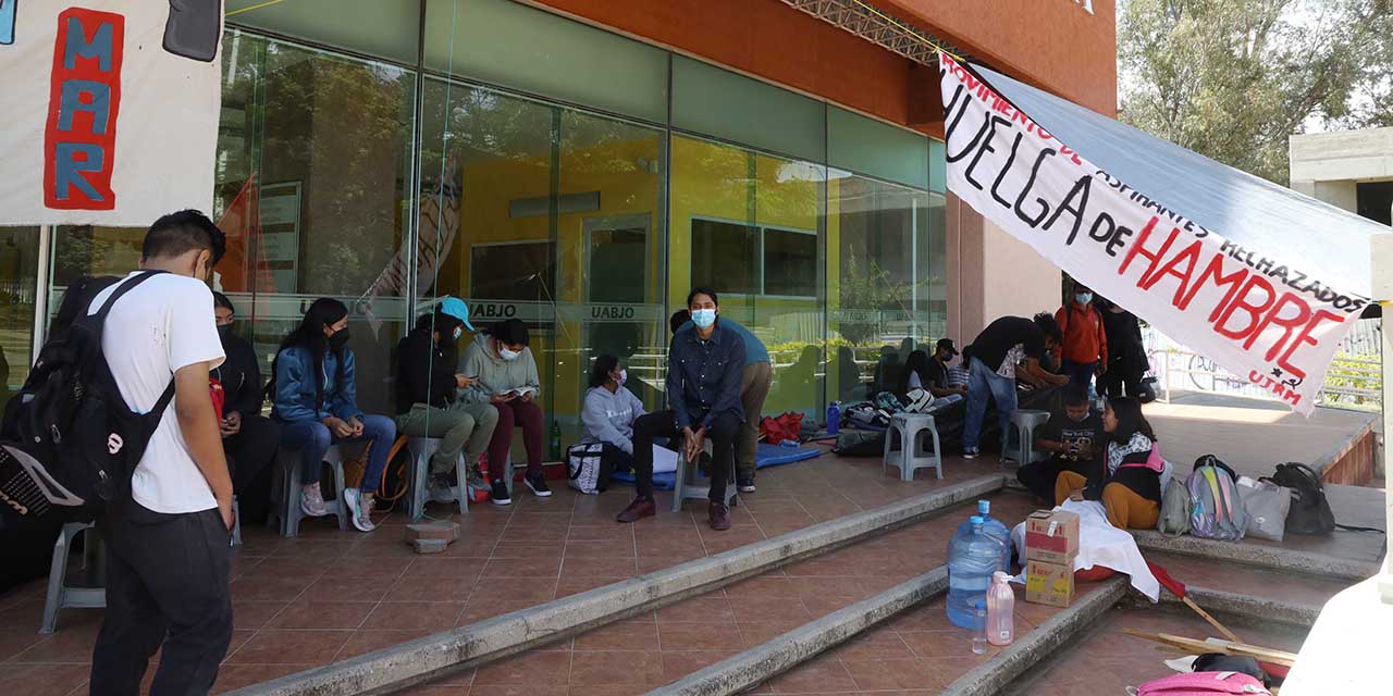 Rechazados presionan con huelga de hambre en la UABJO | El Imparcial de Oaxaca