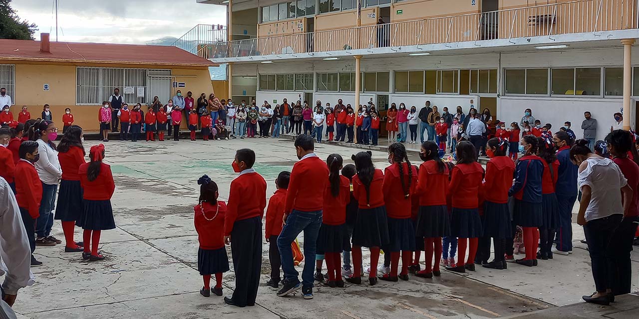 Emociones encontradas en el primer día de clases | El Imparcial de Oaxaca