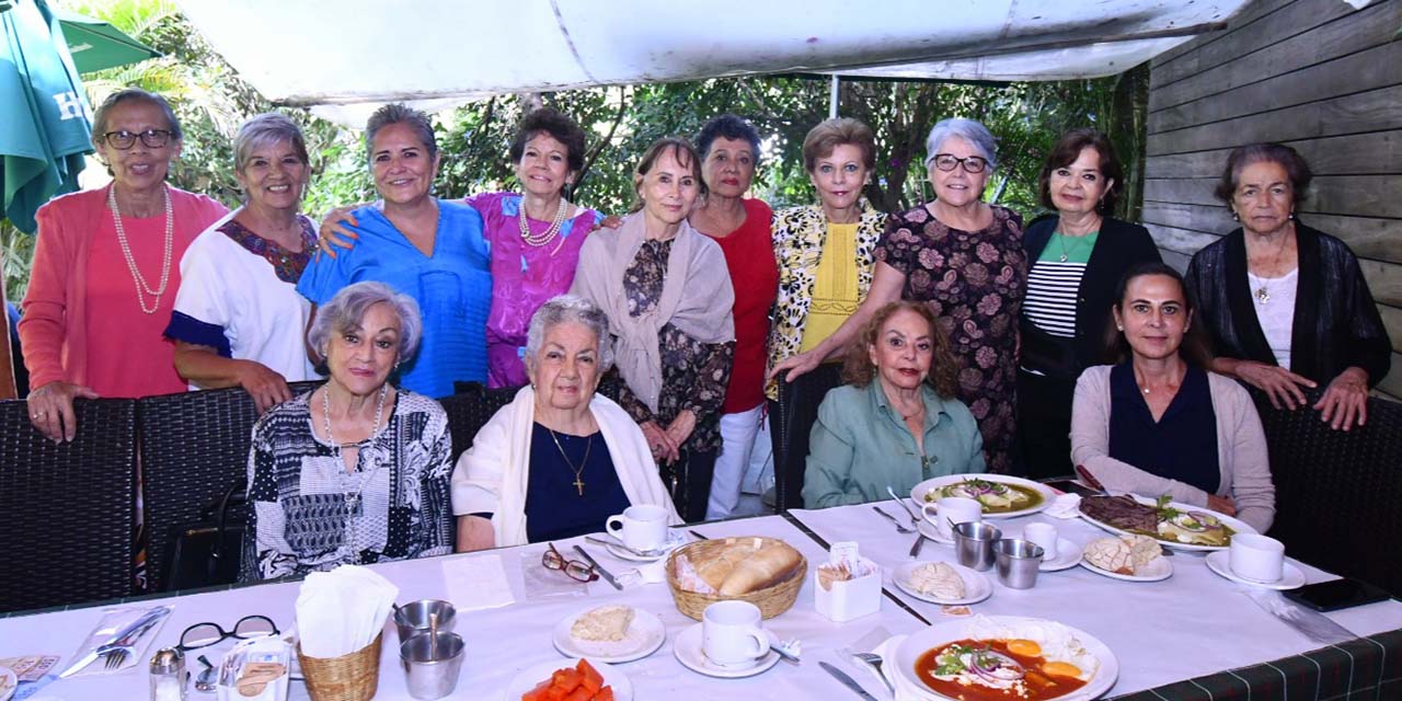Felicitan a Soledad en su día