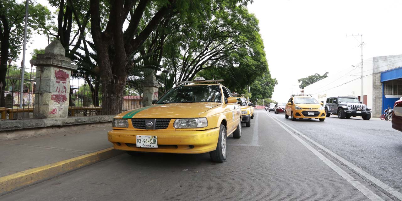 Persiste invasión de taxis al carril del City Bus | El Imparcial de Oaxaca