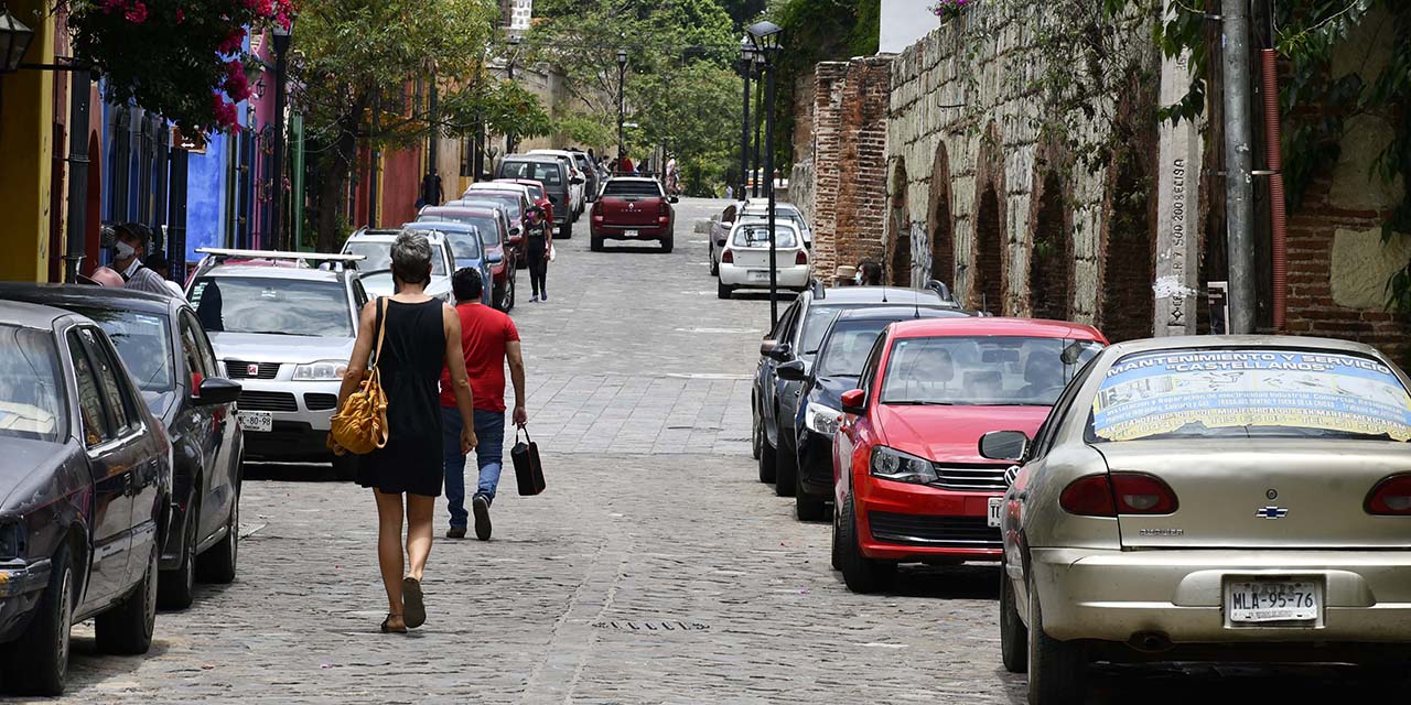 Invaden autos paso peatonal y banquetas en Xochimilco