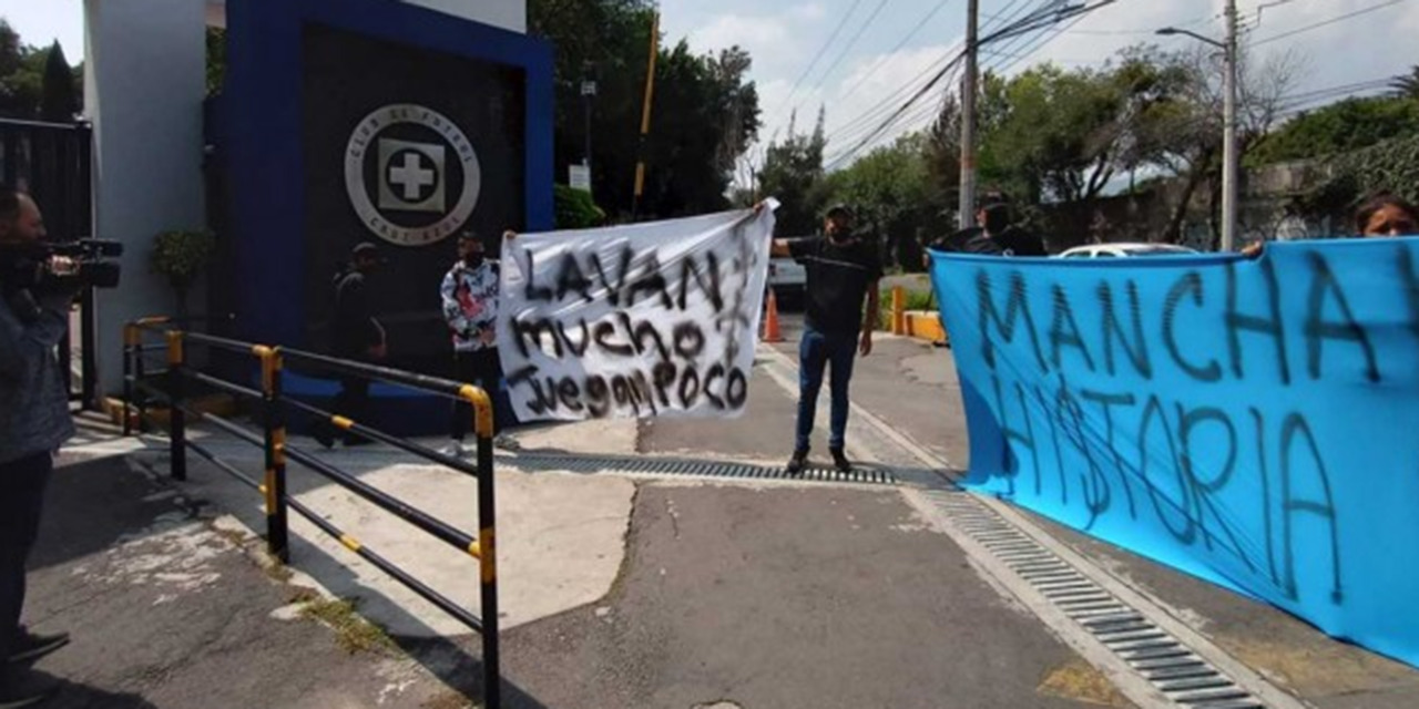 Afición de Cruz Azul encara a los jugadores con mantas y… ¡huevos! | El Imparcial de Oaxaca