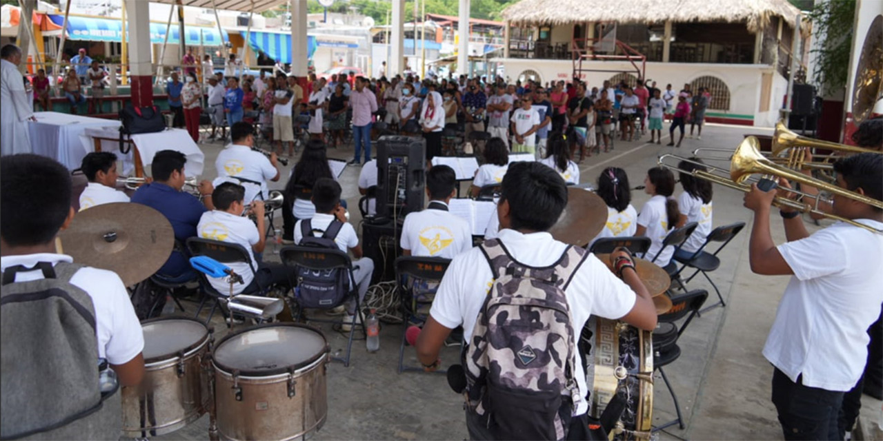 Festejo y ofrenda floral por el “Día del Pescador” en Puerto Ángel | El Imparcial de Oaxaca