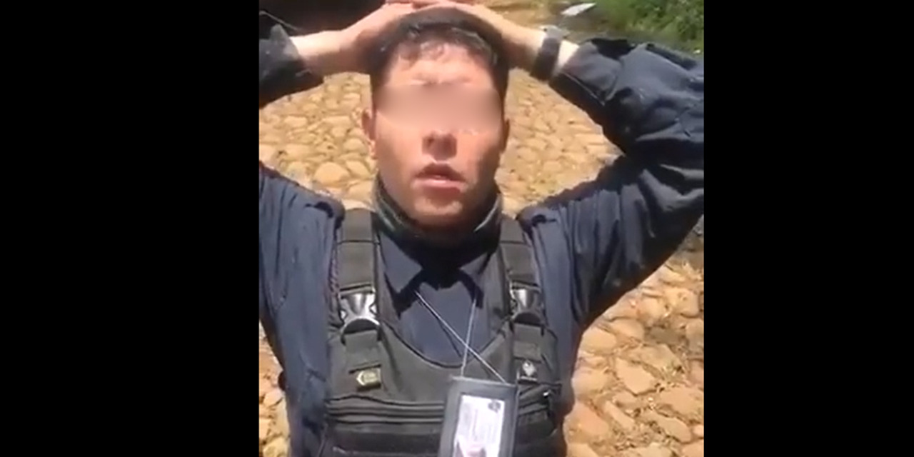(VIDEO) Llorando e hincados: así sometieron sicarios a policías en dominios del CJNG | El Imparcial de Oaxaca