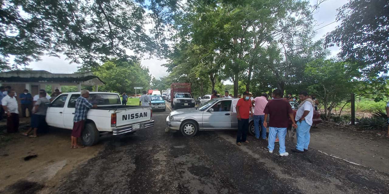 Transportistas cierran la carretera federal 200 | El Imparcial de Oaxaca
