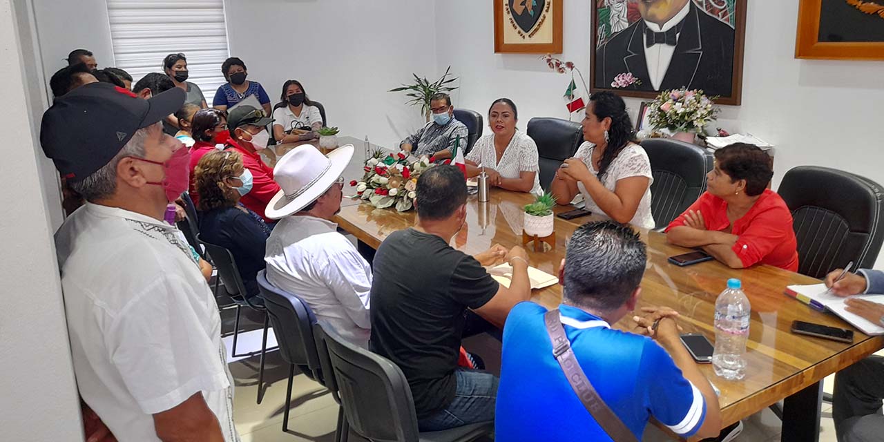 Genera inconformidad inclusión de la sección 59 en festejos patrios | El Imparcial de Oaxaca