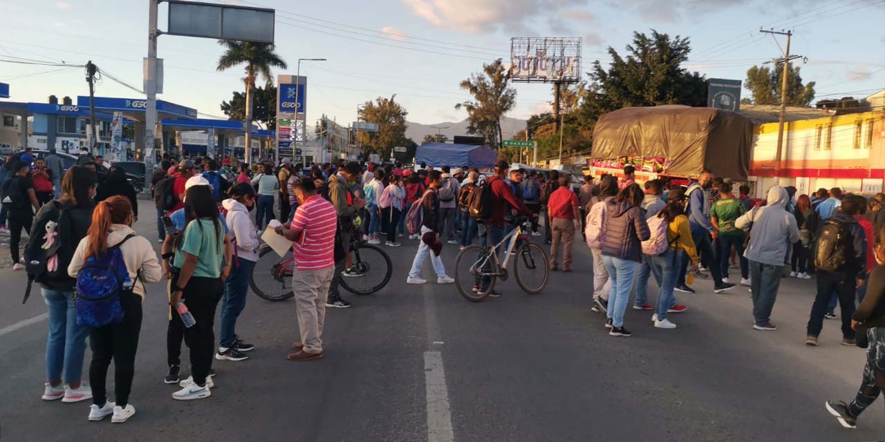 Cierran profesores de educación física el crucero del Aeropuerto | El Imparcial de Oaxaca