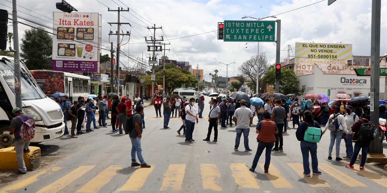 Protesta Educación Física contra dirigentes de la S-22 | El Imparcial de Oaxaca