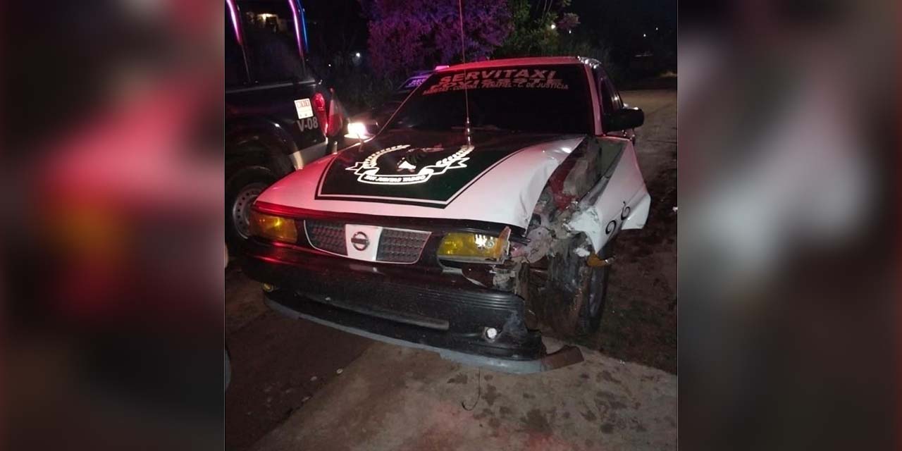 Taxista choca con luminaria y abandona su automóvil | El Imparcial de Oaxaca