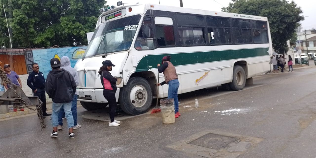 Permanece bloqueo de moto- taxistas en calle de Mexicapan | El Imparcial de Oaxaca
