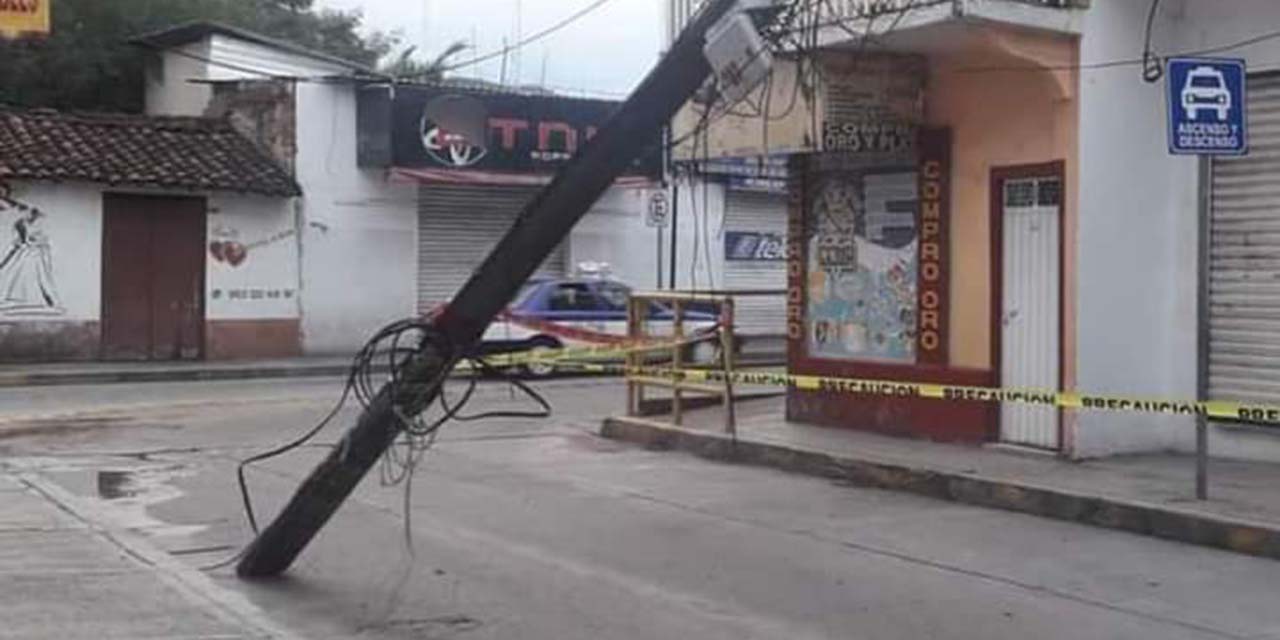 Se impacta contra poste y huye