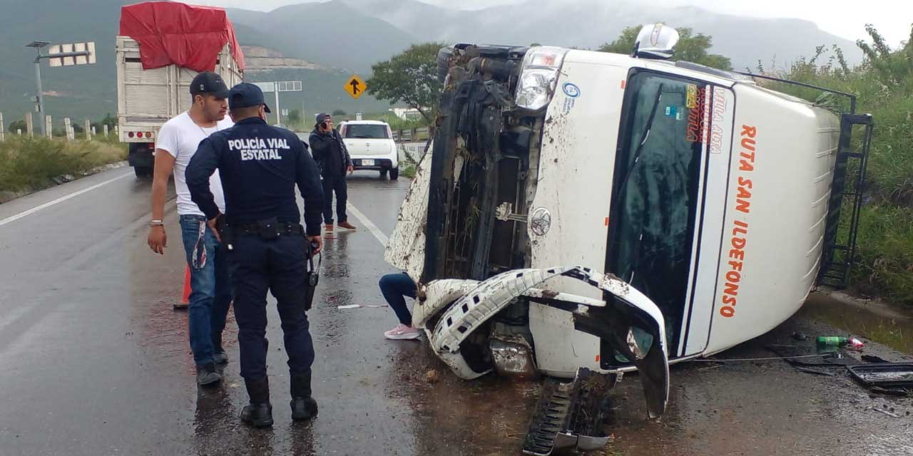 Vuelca camioneta de pasajeros | El Imparcial de Oaxaca
