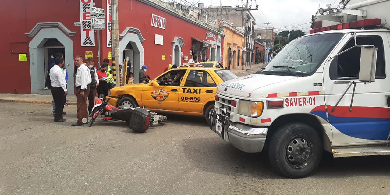 Choca motocicleta contra taxi en la capital oaxaqueña