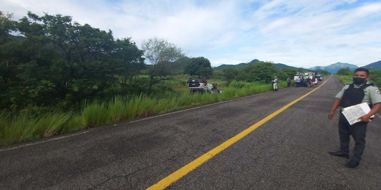 Vuelca camioneta que transportaba tanques de gas | El Imparcial de Oaxaca