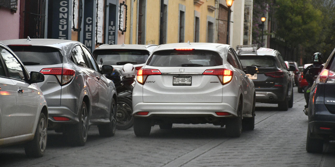 Van con inmovilizadores contra autos mal aparcados | El Imparcial de Oaxaca