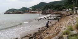 Abandonan playas de Salina Cruz