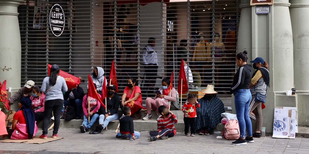 Retienen manifestantes a huéspedes en el Zócalo | El Imparcial de Oaxaca