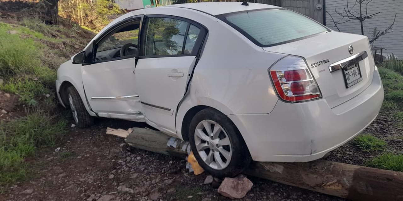 Pierde el control de vehículo y choca con poste y señalamiento