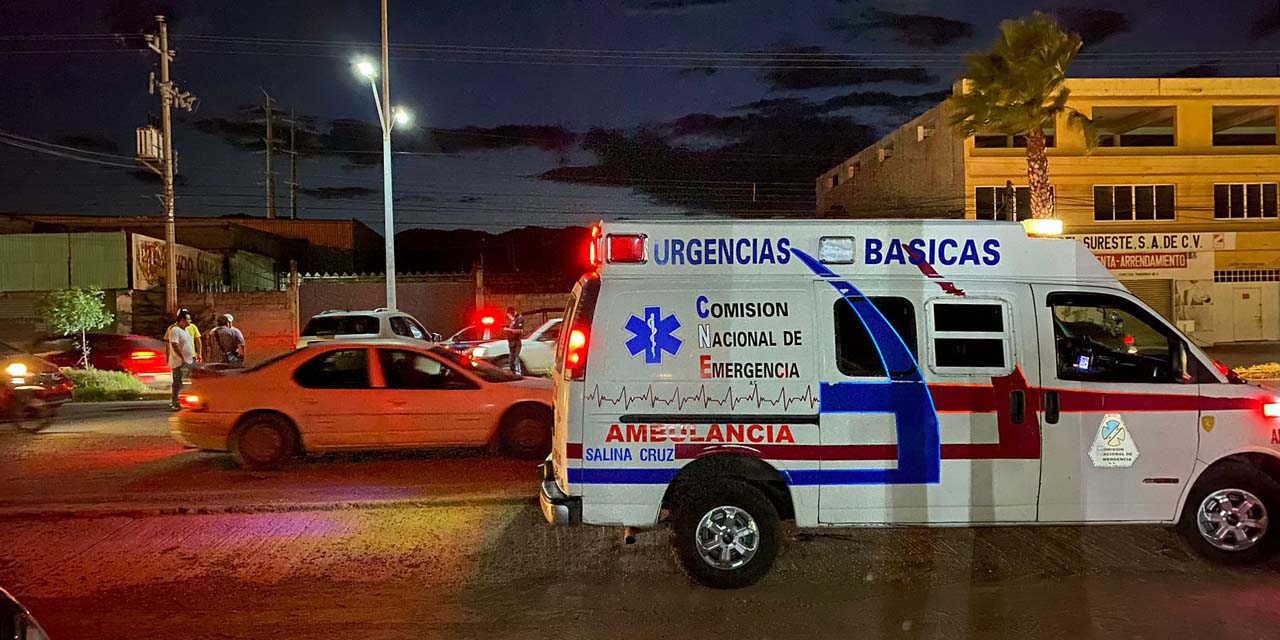 Choca contra luminaria; dos personas lesionadas | El Imparcial de Oaxaca