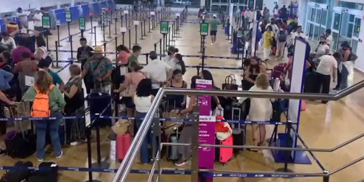 Video: Volaris deja varados a turistas en el aeropuerto de Huatulco | El Imparcial de Oaxaca
