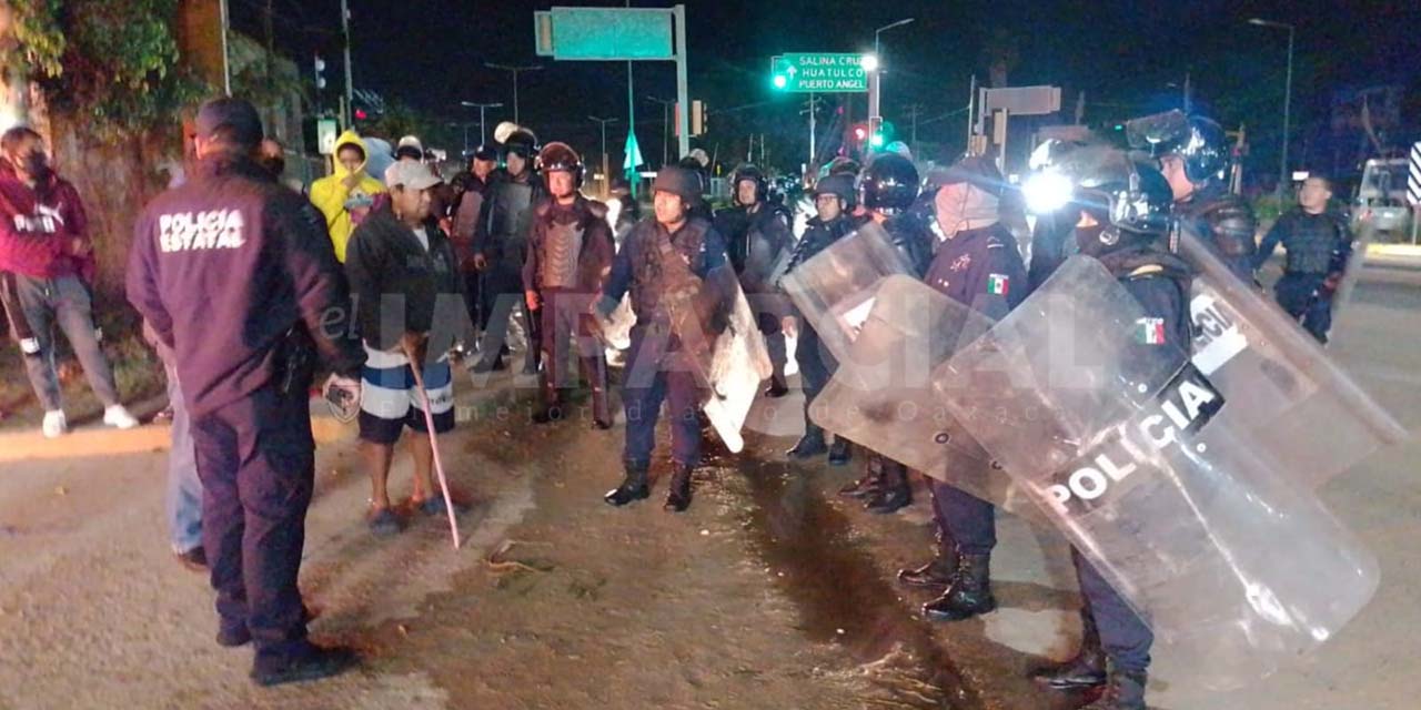 A balazos, quitan bloqueo en el crucero del aeropuerto | El Imparcial de Oaxaca