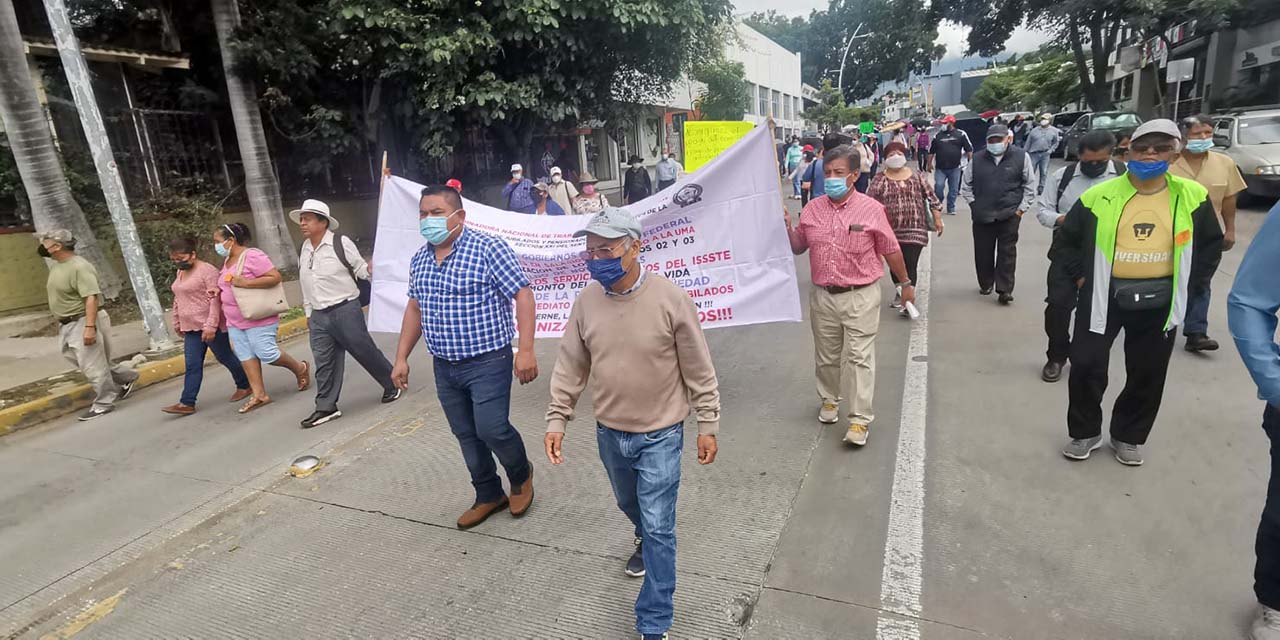 Jubilados de S-22 exigen bono; ya cobraron, revira el IEEPO | El Imparcial de Oaxaca