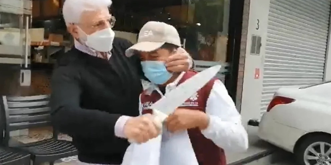(VIDEO) Padre del alcalde Mauricio Tabe amenaza con cuchillo a empleado por clausurar su taquería | El Imparcial de Oaxaca
